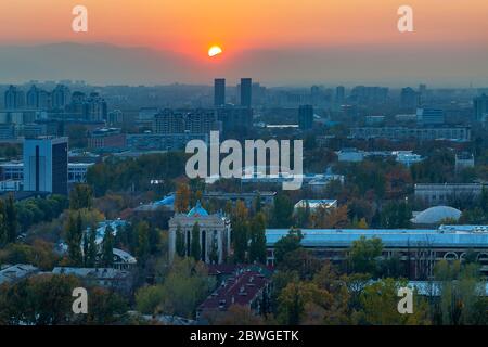Tramonto sulla città di Almaty in Kazakistan Foto Stock