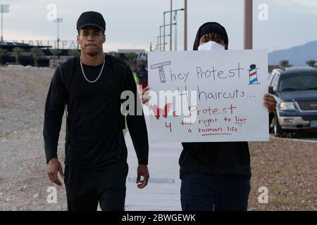 Las Vegas, Stati Uniti. 31 maggio 2020. Las Vegas, NV - 31 maggio 2020: I manifestanti si riuniscono fuori dal centro di Summerlin vicino a un complesso commerciale durante le continue notti di proteste della materia Black Lives il 31 maggio 2020 a Las Vegas, Nevada. Credit: Shannon Beelman/The Photo Access Credit: The Photo Access/Alamy Live News Foto Stock