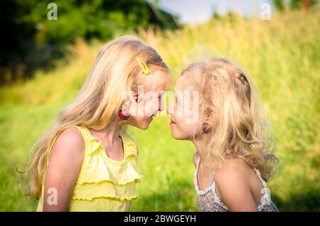 adorabili ragazze bionde con ciliegia matura rossa in orecchie divertirsi Foto Stock