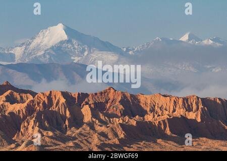 Montagne innevate e formazioni geologiche nella zona del lago Issyk Kul, Kirghizistan Foto Stock