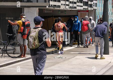 Santa Monica, California, Stati Uniti. 31 maggio 2020. I saccheggiatori corrono con merci rubate da un negozio a Santa Monica. I manifestanti si sono riuniti a San Monica per l'uccisione della polizia per George Floyd, mentre la polizia cerca di smettere di saccheggiare i saccheggi nella zona. I rioter e i saccheggiatori hanno attraversato le strade di Santa Monica distruggendo così tanti negozi di famiglia e mamma e pop che compongono la comunità. Credit: Jason Ryan/ZUMA Wire/Alamy Live News Foto Stock