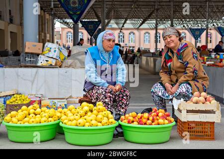 Le Signore uzbeche vendono frutta nel mercato della frutta e della verdura conosciuto come Siab Bazaar, a Samarkand, Uzbekistan Foto Stock