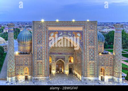 Vista aerea sulla madrassa in Piazza Registana, Samarcanda, Uzbekistan Foto Stock