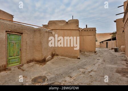 Vecchia strada e case di mattoni di fango nella città antica di Khiva, Uzbekistan Foto Stock