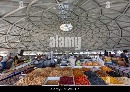 Frutta secca nel Bazaar di Chorsu, in Tashkent, Uzbekistan Foto Stock