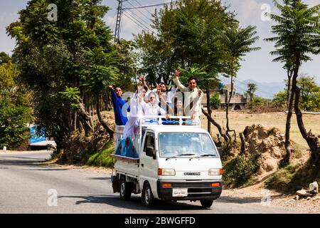 Traffico locale a Dir - Malakand Rd, Lower Dir, Provincia di Khyber Pakhtunkhwa, Pakistan, Asia meridionale, Asia Foto Stock