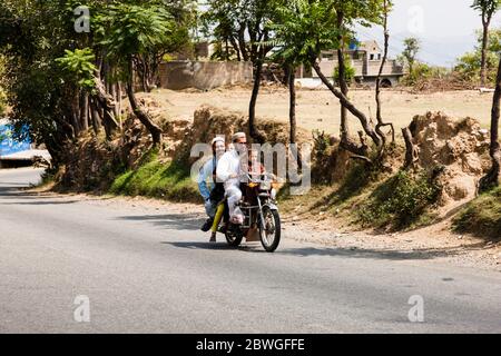 Traffico locale a Dir - Malakand Rd, Lower Dir, Provincia di Khyber Pakhtunkhwa, Pakistan, Asia meridionale, Asia Foto Stock