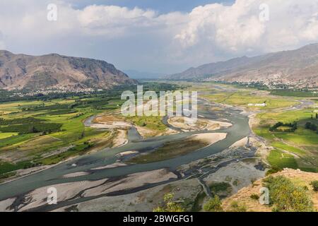 Vista sul fiume SWAT dalla cima di una collina di antiche Bazira, rovine di Bazira, Barikot, Swat, Khyber Pakhtunkhwa Provincia, Pakistan, Asia meridionale, Asia Foto Stock