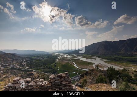 Vista sul fiume SWAT dalla cima di una collina di antiche Bazira, rovine di Bazira, Barikot, Swat, Khyber Pakhtunkhwa Provincia, Pakistan, Asia meridionale, Asia Foto Stock