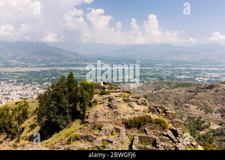 Antico forte Raja-Gera, Raja-Geera, sulla collina nascosta, e vista della valle di Swat, Swat, Khyber Pakhtunkhwa Provincia, Pakistan, Asia meridionale, Asia Foto Stock