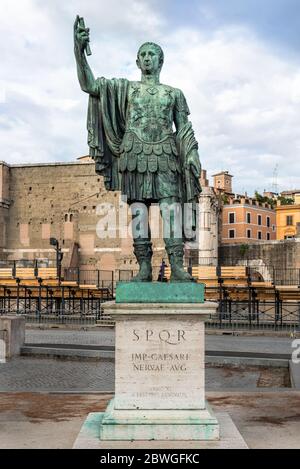 Vista alla Statua dell'imperatore Giulio Cesare lungo Via dei fori Imperiali al Foro Romano di Roma, Italia Foto Stock