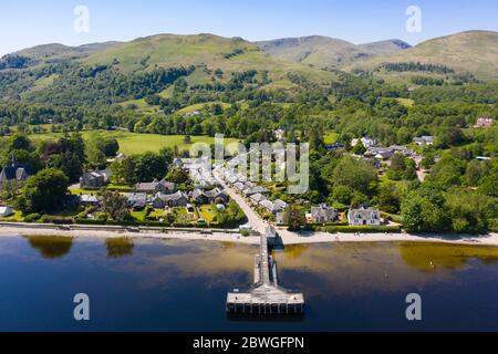 Veduta aerea del popolare villaggio turistico di Luss accanto a Loch Lomond in Argyll e Bute, Scozia, Regno Unito Foto Stock