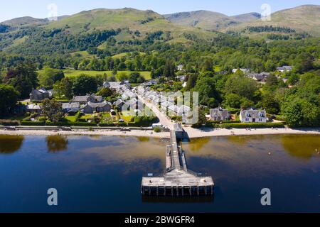 Veduta aerea del popolare villaggio turistico di Luss accanto a Loch Lomond in Argyll e Bute, Scozia, Regno Unito Foto Stock