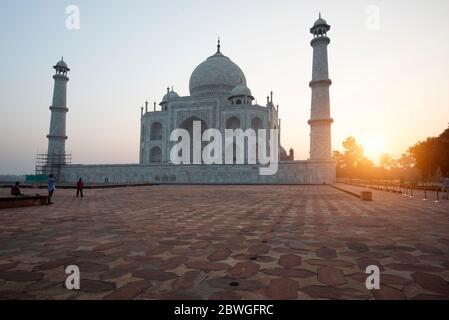 Il sole che sorge dietro il Taj Mahal, con un bel cielo limpido Foto Stock