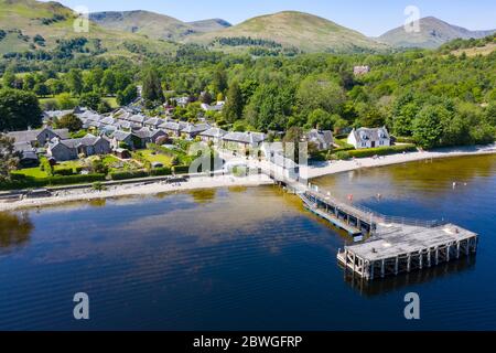 Veduta aerea del popolare villaggio turistico di Luss accanto a Loch Lomond in Argyll e Bute, Scozia, Regno Unito Foto Stock