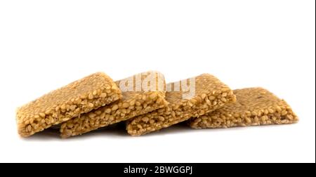 Il chikki til su fondo bianco è un piatto dolce indiano fatto con germogli e semi di sesamo Foto Stock