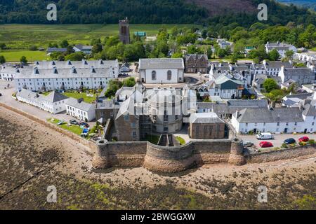 Veduta aerea del museo della prigione di Inveraray a Inveraray accanto al Loch Fyne ad Argyll e Bute, Scozia, Regno Unito Foto Stock