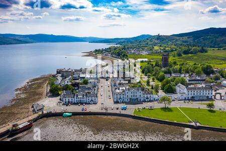 Vista aerea della città di Inveraray accanto a Loch Fyne in Argyll e Bute, Scozia, Regno Unito Foto Stock