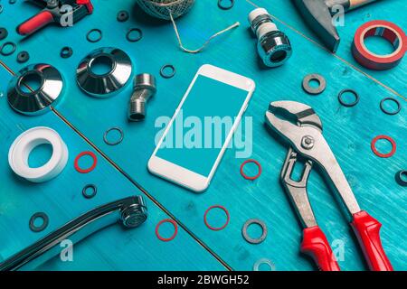 App per tutorial fai da te per l'idraulica mock-up per smartphone, telefono cellulare con schermo vuoto Foto Stock