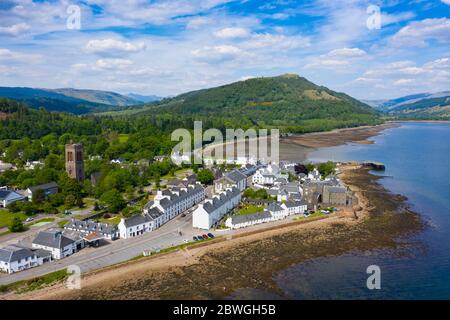 Vista aerea della città di Inveraray accanto a Loch Fyne in Argyll e Bute, Scozia, Regno Unito Foto Stock