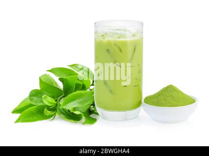 Iced il tè verde e il tè verde in polvere su sfondo bianco Foto Stock