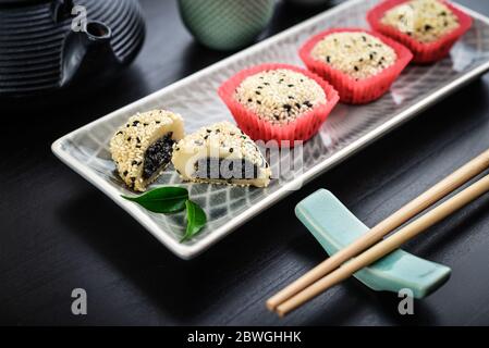 Assortimento di mochi su piatto con tritici - tradizionale dessert di riso giapponese, - tradizionale dessert di riso giapponese, guardaroba Foto Stock