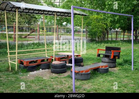 Semplice area picnic fatta a mano con vecchi pneumatici e pallet in legno in ambiente urbano a Sofia Bulgaria, Europa orientale, Balcani, UE Foto Stock