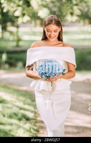 Happy Bride Girl camminando sulla navata nel Parco Foto Stock