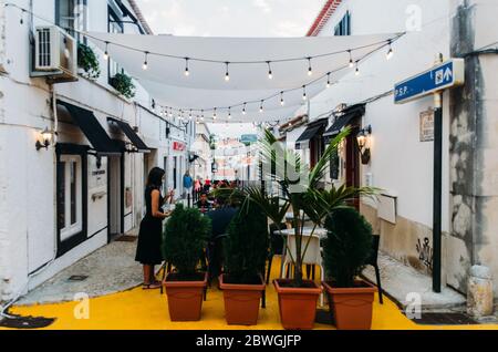 Rua Amarela o Yellow Road, ristorante all'aperto, terrazze a Cascais, Portogallo durante l'estate Foto Stock