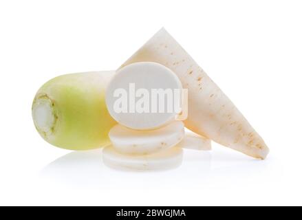 Daikon ravanelli isolati su sfondo bianco Foto Stock