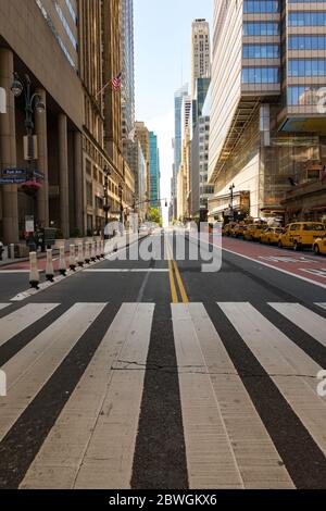 W. 42nd Street a Midtown Manhattan è quasi deserta a causa della pandemia COVID-19, maggio 2020, New York City, USA Foto Stock