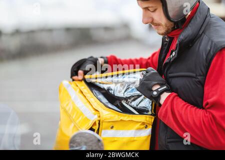 Corriere apertura cibo consegna zaino consegna consegna consegna pasti in città, corto Foto Stock