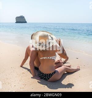 Annuncio di gravidanza sulla spiaggia, 'bambino a bordo' cappello Foto Stock