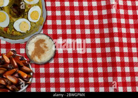 Tavolo con piatti tipici brasiliani della Festa Junina. Vista dall'alto Foto Stock