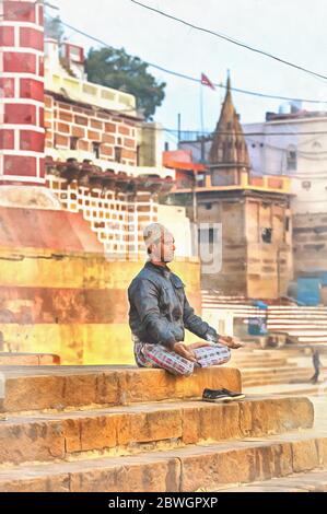 Induista meditazione pratica pittura colorata, paesaggio urbano da Gange, Varanasi, Uttar Pradesh, India Foto Stock