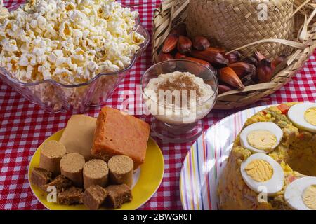 Tavolo con cibo tipico della festa brasiliana di giugno. Foto Stock