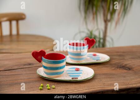 caffè turco in colorate tazze di ceramica fatte a mano Foto Stock