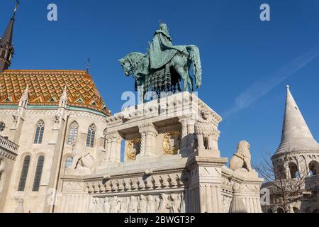 Statua equestre in bronzo di Re Stefano di fronte alla Chiesa di Mattia a Budapest Foto Stock