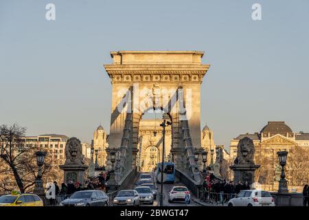 Budapest, Ungheria - 8 febbraio 2020: Traffico sul Ponte delle catene durante l'ora di punta del tramonto Foto Stock