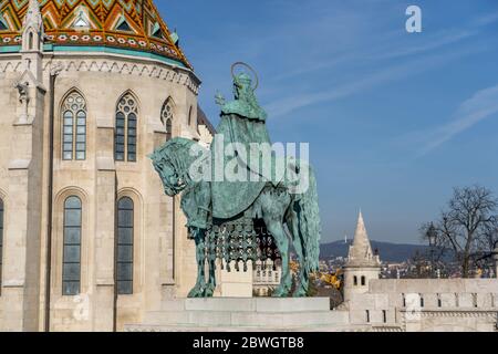 Statua equestre in bronzo di Re Stefano di fronte alla Chiesa di Mattia a Budapest Foto Stock