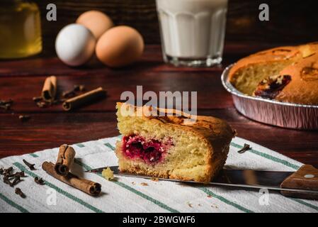 Fetta di torta con alcuni ingredienti e spezie su asciugamano Foto Stock