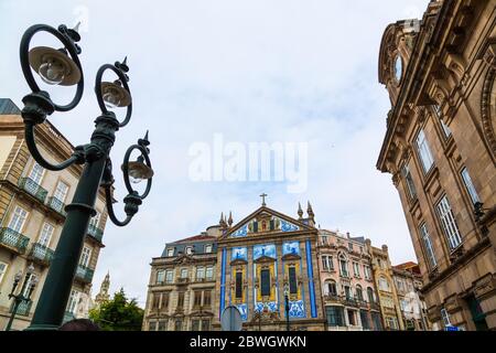 Piazza Almeida Garrett con la chiesa di San Antonio dos Congregados e gli edifici della stazione ferroviaria di Sao Bento nella città di Porto, in Portogallo Foto Stock