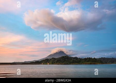 Vulcano Arenal e lago Arenal al tramonto, vicino a la Fortuna, provincia di Alajuela, Costa Rica Foto Stock