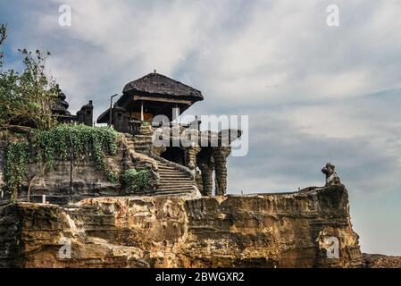 Tanah Lot Temple, il più importante tempio indu di Bali, Indonesia, per il tramonto Foto Stock