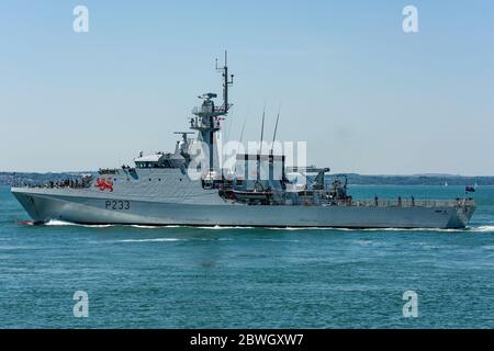 La nave di pattuglia offshore Royal Navy River Class HMS Tamar (P233) con partenza da Portsmouth, Regno Unito, la mattina del 1° giugno 2020. Foto Stock