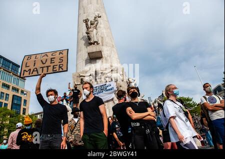 Un gruppo di manifestanti è visto tenere cartelli di protesta mentre ascoltano i discorsi a piazza Dam.dopo l'uccisione di George Floyd è stato da un ufficiale di polizia negli Stati Uniti, Migliaia di persone si sono riunite in piazza Dam durante una manifestazione pacifica di solidarietà con il movimento negli Stati Uniti contro la violenza anti-nera organizzata da diverse organizzazioni olandesi. Foto Stock