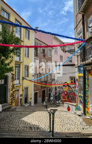 LISBONA, PORTOGALLO - 2 LUGLIO 2019: scale Escadinhas de Sao Cristovao nelle strette strade di Lisbona, Portogallo Foto Stock