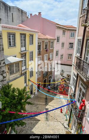 LISBONA, PORTOGALLO - 2 LUGLIO 2019: scale Escadinhas de Sao Cristovao nelle strette strade di Lisbona, Portogallo Foto Stock