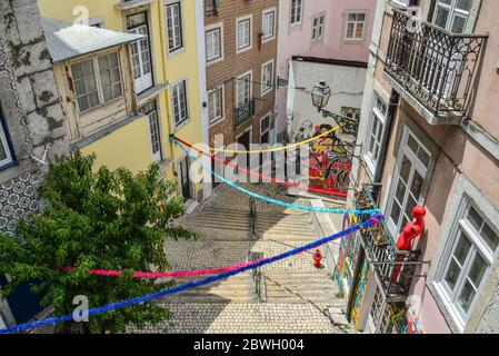 LISBONA, PORTOGALLO - 2 LUGLIO 2019: scale Escadinhas de Sao Cristovao nelle strette strade del quartiere di Alfama a Lisbona, Portogallo Foto Stock