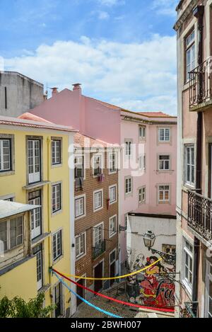 LISBONA, PORTOGALLO - 2 LUGLIO 2019: scale Escadinhas de Sao Cristovao nelle strette strade del quartiere di Alfama a Lisbona, Portogallo Foto Stock